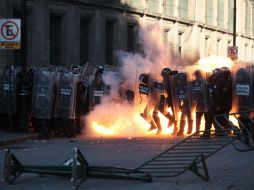 Elementos de la Policía Federal acudieron en apoyo a la autoridad capitalina durante el enfrentamiento en Palacio Nacional. EFE / S. Gutiérrez