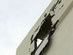 Láminas metálicas y los ductos de ventilación cayeron por todas partes al suelo desde el piso del incidente. AP / M. Halper