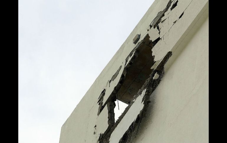 Láminas metálicas y los ductos de ventilación cayeron por todas partes al suelo desde el piso del incidente. AP / M. Halper