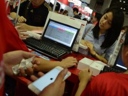 El 60% de los jóvenes destina su presupuesto a tecnología relacionada con teléfonos celulares. AFP / ARCHIVO