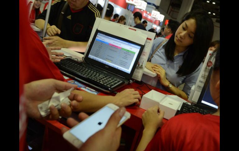 El 60% de los jóvenes destina su presupuesto a tecnología relacionada con teléfonos celulares. AFP / ARCHIVO