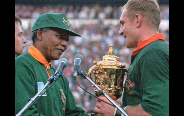 Mandela protagonizó el momento que unió a la nación a través del deporte. AP / ARCHIVO