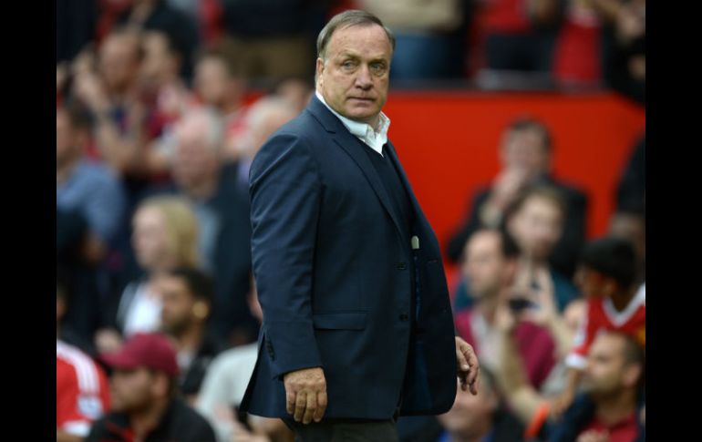 Dick Advocaat es el primer técnico de la Liga Premier que deja su cargo en esta temporada. AFP / O. Scarff