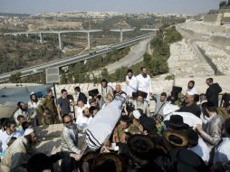 Condenan el ataque que dejó dos israelíes muertos en Jerusalén y que provocó enfrentamientos durante la noche con decenas de heridos. EFE / A. Sultan