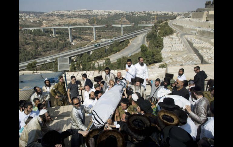 Condenan el ataque que dejó dos israelíes muertos en Jerusalén y que provocó enfrentamientos durante la noche con decenas de heridos. EFE / A. Sultan