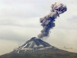 El Cenapred reportó que por la noche se observó ligera incandescencia sobre el cráter. NTX / ARCHIVO