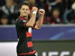 ''Chicharito'' soltó un riflazo pero se estrelló en el poste. Karim Bellarabi (39') se encargó de poner el 1-1 para irse al descanso. AP / M. Meissner