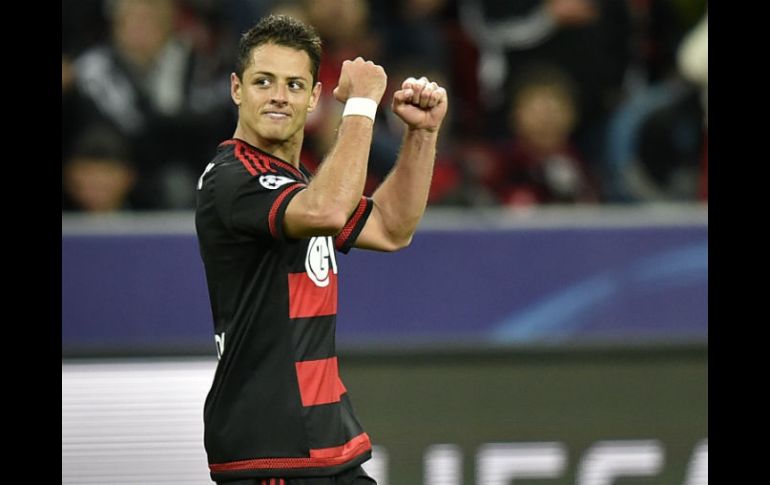 ''Chicharito'' soltó un riflazo pero se estrelló en el poste. Karim Bellarabi (39') se encargó de poner el 1-1 para irse al descanso. AP / M. Meissner