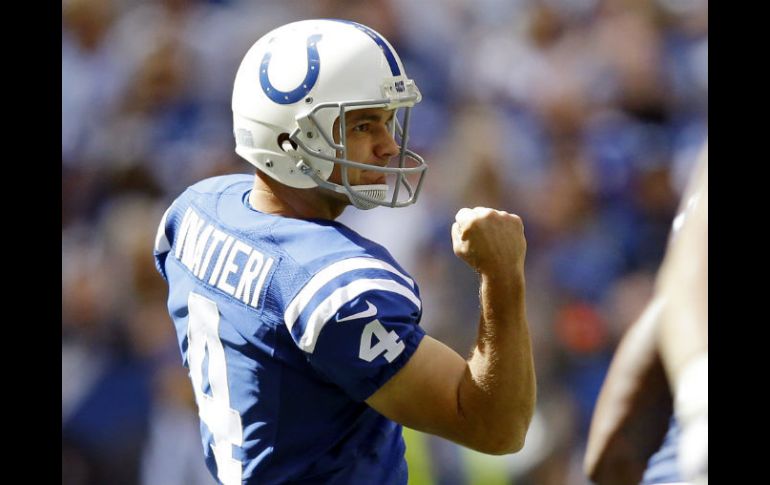 Vinatieri se convirtió en el primer jugador de la NFL en marcar mil puntos con dos equipos diferentes. AP / M. Conroy