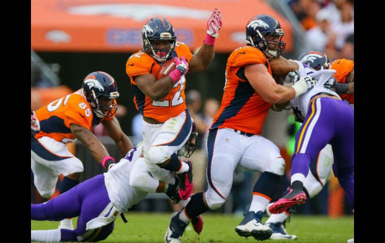 El primer cuarto fue un duelo de defensivas, en la que Broncos sacó la mejor parte. AFP / J. Edmonds