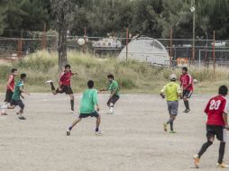 La cancha de futbol de tierra tiene grava y una portería sin malla. EL INFORMADOR / R. Tamayo