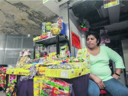 Rosa, además de recuerdos y artesanías, vende dulces; las ventas son muy pocas. EL INFORMADOR / F. Atilano