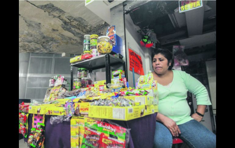 Rosa, además de recuerdos y artesanías, vende dulces; las ventas son muy pocas. EL INFORMADOR / F. Atilano