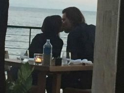 Se muestra a la pareja en una cita de cumpleaños en un restaurante de Malibú. Fue tomada el 19 de septiembre y aparecen besándose. ESPECIAL / Daily Mail