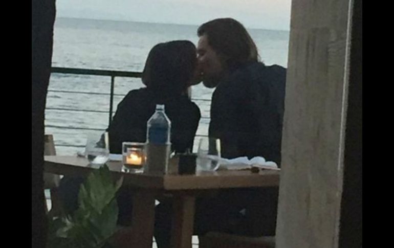 Se muestra a la pareja en una cita de cumpleaños en un restaurante de Malibú. Fue tomada el 19 de septiembre y aparecen besándose. ESPECIAL / Daily Mail