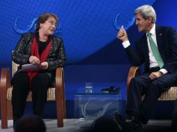 La presidenta de Chile Michelle Bachelet y el secretario de Estado de Estados Unidos, John Kerry, durante la inauguración. AFP / M. Bernetti