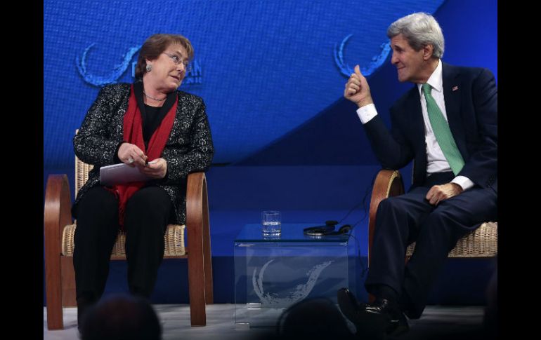 La presidenta de Chile Michelle Bachelet y el secretario de Estado de Estados Unidos, John Kerry, durante la inauguración. AFP / M. Bernetti