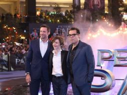 Los actores australianos Hugh Jackman (i) y Levi Miller, y el director Joe Wright. EFE / S. Gutiérrez