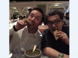 Jackman y el director Joe Wright posan juntos en una foto en la que se les observa degustando de unos tacos. SUN / Especial