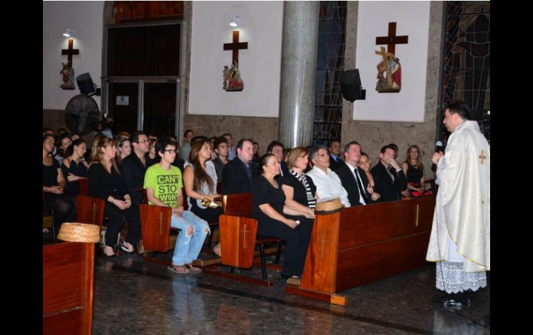 Los vecinos de la colonia El Tezontle asisten a la misa por el tercer aniversario luctuoso de Heriberto Lazcano, ''El Lazca''. NTX / ARCHIVO