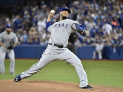 Yovani Gallardo (1-0) toleró dos carreras y cuatro hits en cinco innings. AP / N. Denettethe /The Canadian Press