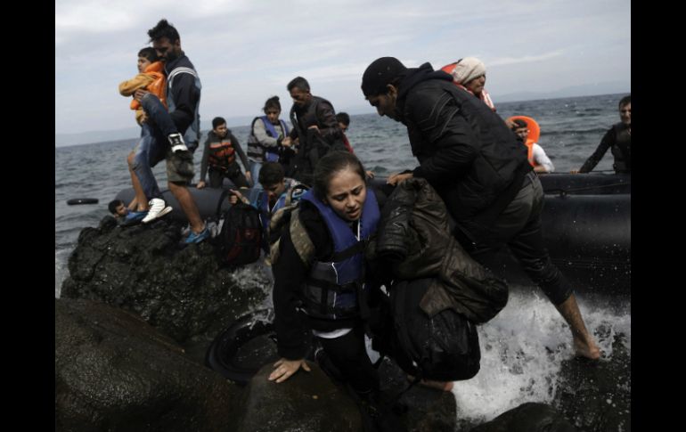 Detallan que en los centros donde se encuentran los refugiados se han producido muertes, agresiones y abusos. EFE / Y. Kolesidis