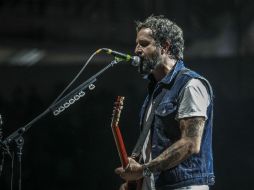 Tito Fuentes, guitarrista de la banda. Durante su presentación recordaron a los 43 jóvenes desaparecidos en Guerrero. EL INFORMADOR / F. Atilano