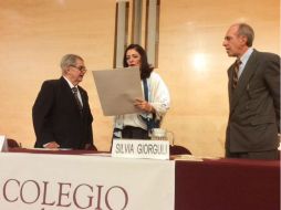 Silvia Giorguli, presidenta del Colmex, entregó el Premio 'Alfonso Reyes' al doctor Miguel León Portilla por su destacada trayectoria. TWITTER / @ELCOLMEX