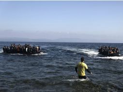 Los refugiados arriesgan su vida en embarcaciones precarias para llegar a la isla de Lesbos, puerta de entrada a Europa. EFE / Y. Kolesidis