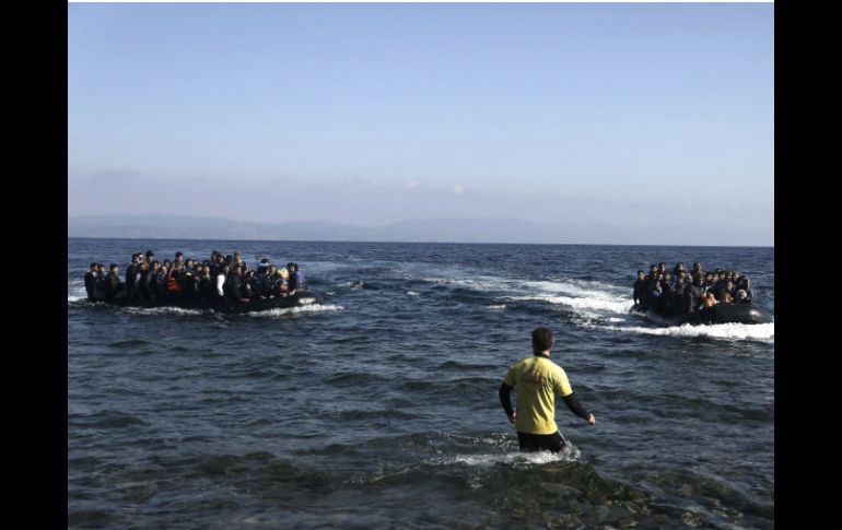 Los refugiados arriesgan su vida en embarcaciones precarias para llegar a la isla de Lesbos, puerta de entrada a Europa. EFE / Y. Kolesidis