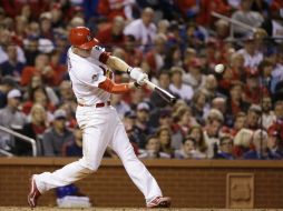 El novato Stephen Piscotty conecta un home run para la novena de San Luis. AP / J. Roberson