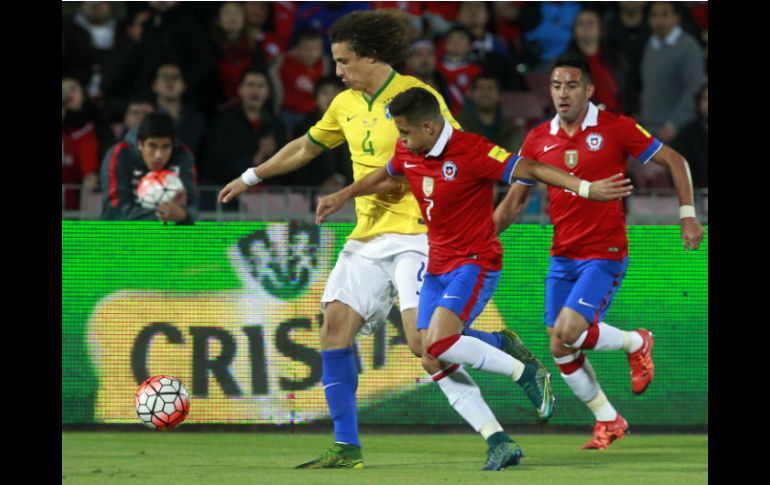 Brasil llegará al encuentro con Venezuela sin su defensa David Luiz. AFP / C. Reyes