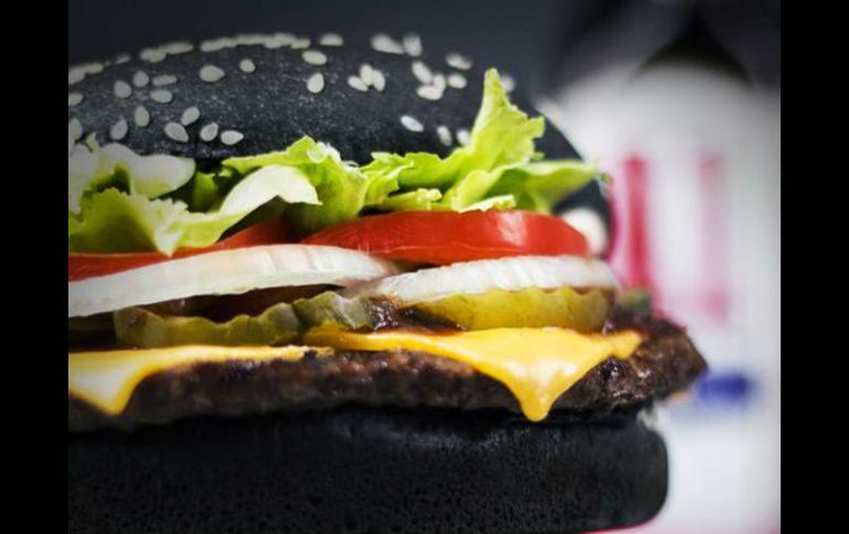 Algunos internautas sugieren que el efecto causado por la hamburguesa fue planeado por la empresa. TWITTER / @BurgerKing