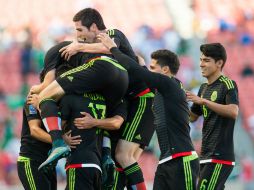 Jugadores celebran uno de los dos goles que anotaron ante Canadá. MEXSPORT / J. Martínez