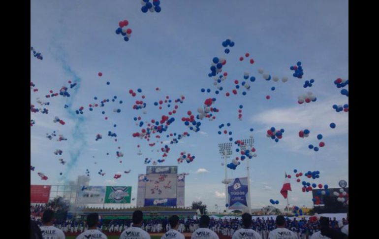 Los aficionados disfrutaron del gran espectáculo que ofrecieron en el estadio de Charros. EL INFORMADOR / J. Robles