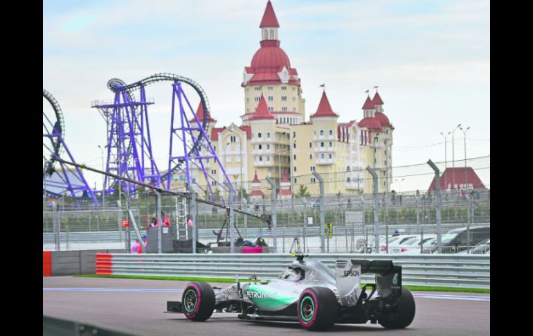 El piloto alemán Nico Rosberg (Mercedes) partirá desde la primera posición de la parrilla de salida del Gran Premio de Rusia. AFP / A. Isakovic