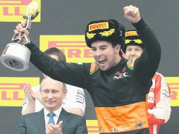 Sergio Pérez mira a su equipo Force India durante la celebración de su tercer puesto en el Gran Premio de Rusia. AP / I. Sekretarev