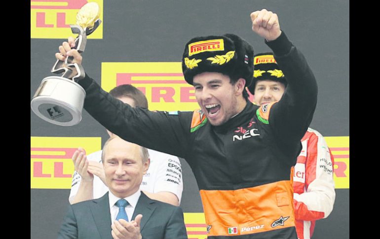 Sergio Pérez mira a su equipo Force India durante la celebración de su tercer puesto en el Gran Premio de Rusia. AP / I. Sekretarev