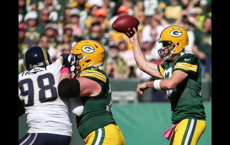 Rodgers conectó envíos con los receptores Montgomery y Jones para largas jugadas que terminaron en la zona de anotación. AFP / J. Daniel