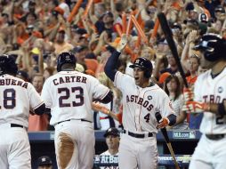 Chris Carter disparó un jonrón y Houston tomó una delantera de 2-1 en la serie. AP / P. Schneider