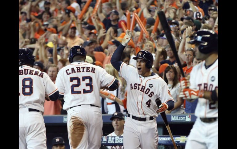 Chris Carter disparó un jonrón y Houston tomó una delantera de 2-1 en la serie. AP / P. Schneider