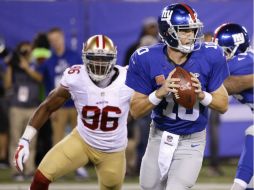 Eli Manning completó tres pases de anotación en la noche. AP / S. Wenig