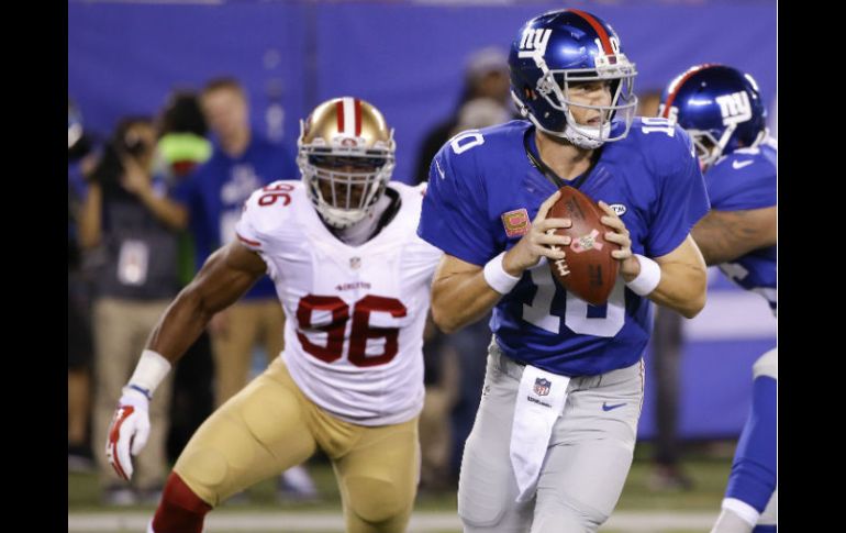 Eli Manning completó tres pases de anotación en la noche. AP / S. Wenig