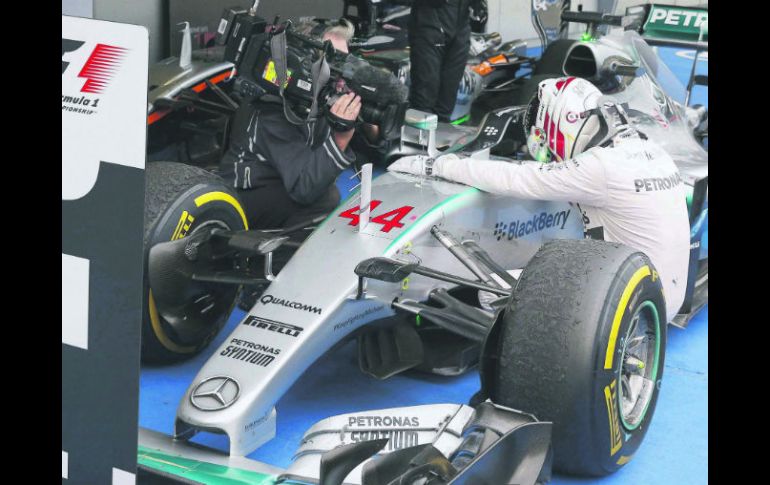 Mercedes revalidó ayer, gracias al triunfo del inglés Lewis Hamilton (foto) y a pesar de la retirada del alemán Nico Rosberg. EFE /