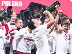 El capitán de Polonia, Robert Lewandowski, celebra con sus compañeros el pase a la Eurocopa 2016. AFP / J. SKARZYNSKI