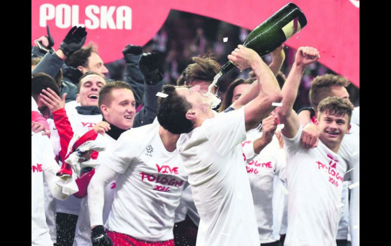 El capitán de Polonia, Robert Lewandowski, celebra con sus compañeros el pase a la Eurocopa 2016. AFP / J. SKARZYNSKI