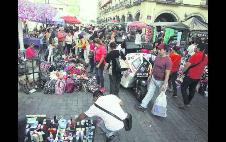 El Centro Histórico de la Perla Tapatía se convirtió prácticamente en un gran centro de ventas informales. EL INFORMADOR / M. Vargas