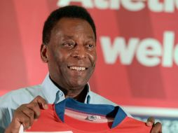 Edson Arantes do Nascimento, Pelé, sostiene el jersey del Atlético de Calcuta. AFP / D. Sarkar