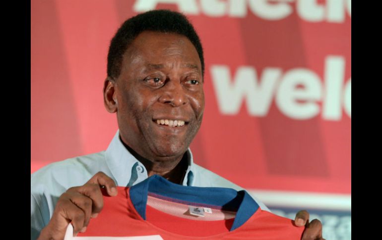 Edson Arantes do Nascimento, Pelé, sostiene el jersey del Atlético de Calcuta. AFP / D. Sarkar