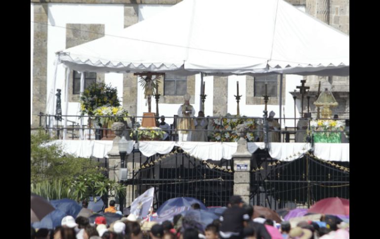 La misa fue presenciada por miles de fieles que desde primera hora se asentaron en la plaza Juan Pablo II. EL INFORMADOR / R. Tamayo